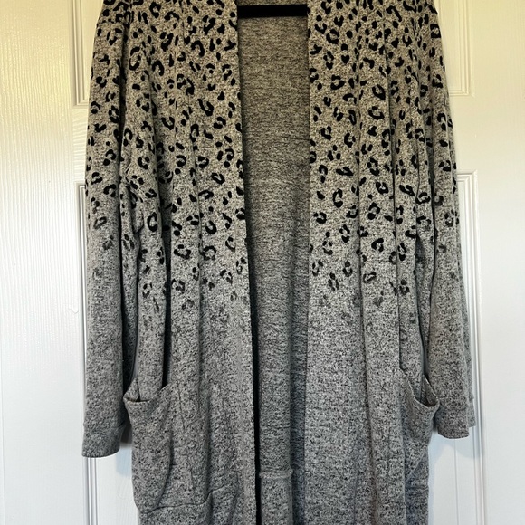 Bobeau Gray & Black Animal Print Women's Cardigan - Picture 1 of 5